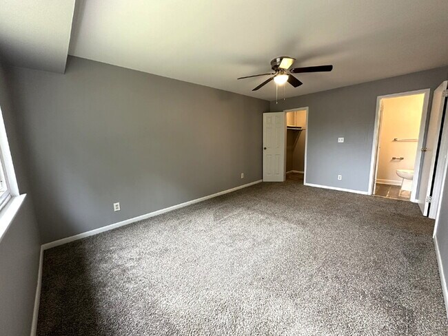 Building Photo - LEASE PENDING! Second Floor Condo in Reisterstown