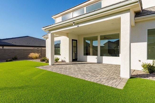 Building Photo - 6 bed / 4 bath / 3 car garage custom home in Pecan Valley