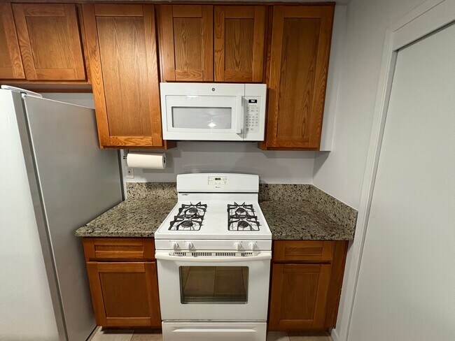Building Photo - Rent Today! Available Charming 2 Bed 1 Bath in North Highlands Area!