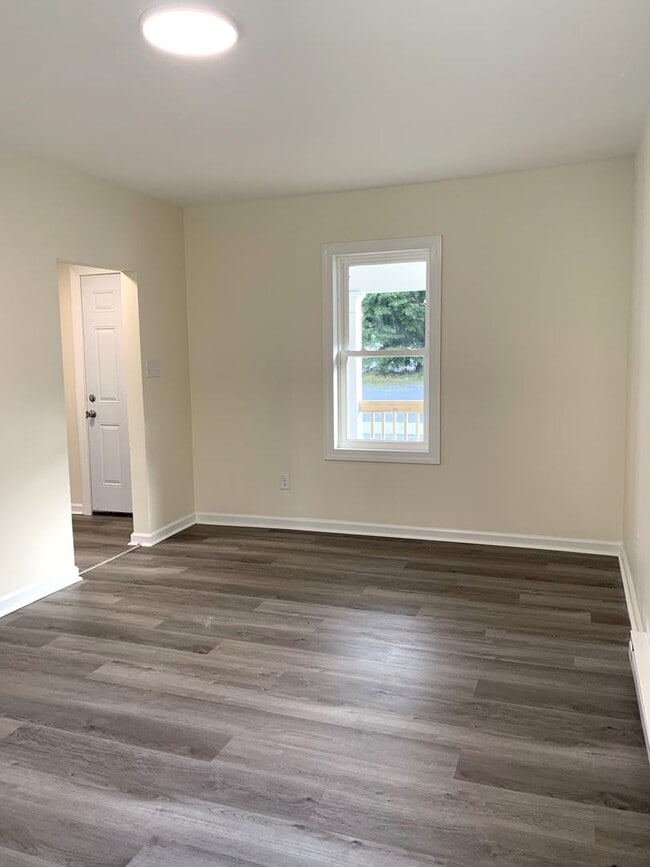 Building Photo - Newly renovated 4 bed/2.5 bath single fami...