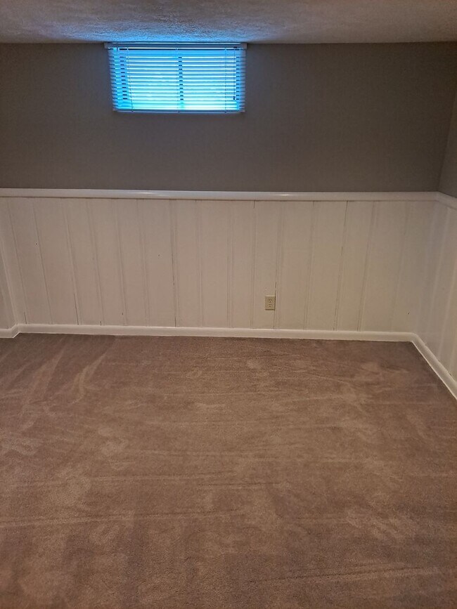 Building Photo - 3 bed 2 bath 1 car garage, with fenced in backyard right in Aksarben!
