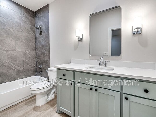 Building Photo - 612 W 2nd St