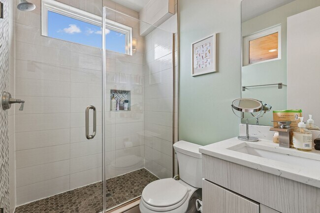 Building Photo - Gorgeous Upper Level 2BR/2.5BTH Condo with Rooftop Deck and Reserved Parking!