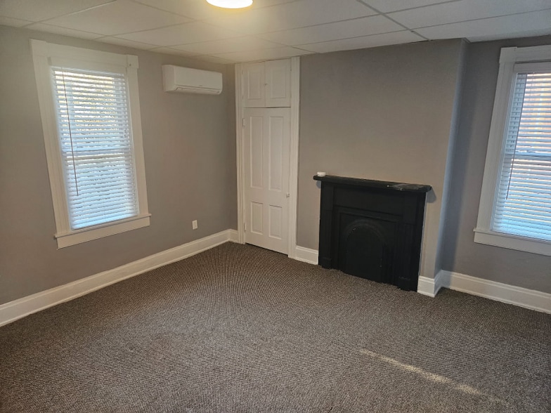 Building Photo - 325 W Main St