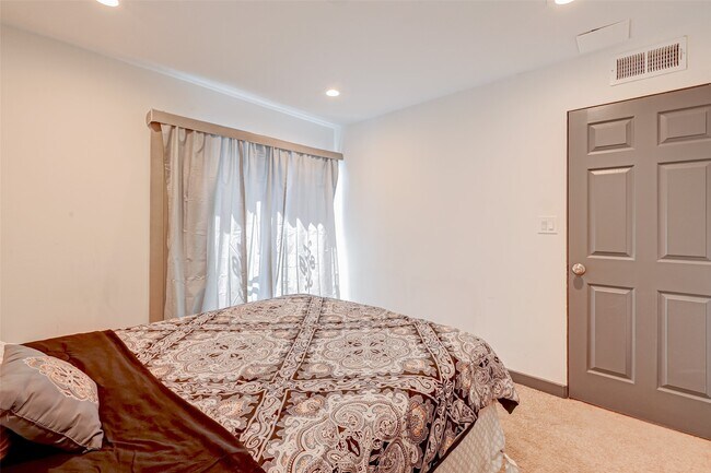 Building Photo - 5863 Inwood Dr
