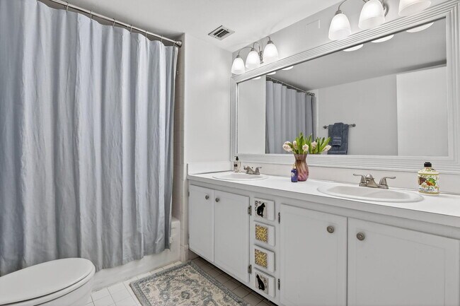 Building Photo - 3001 W Rolling Hills Cir