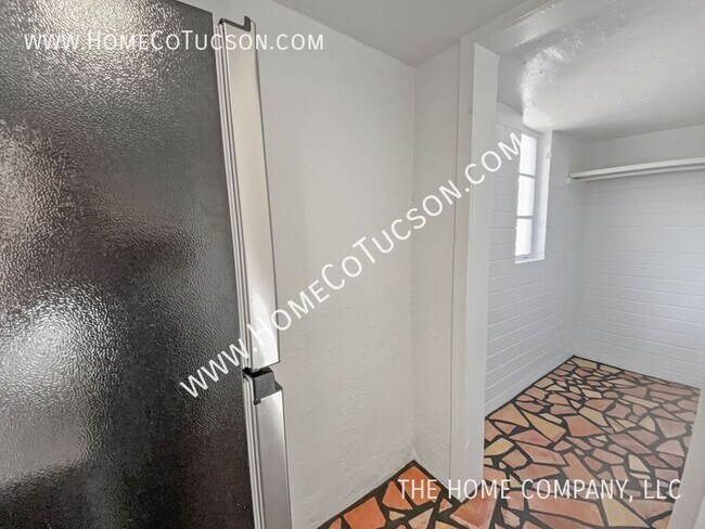 Building Photo - 940 E Florita St
