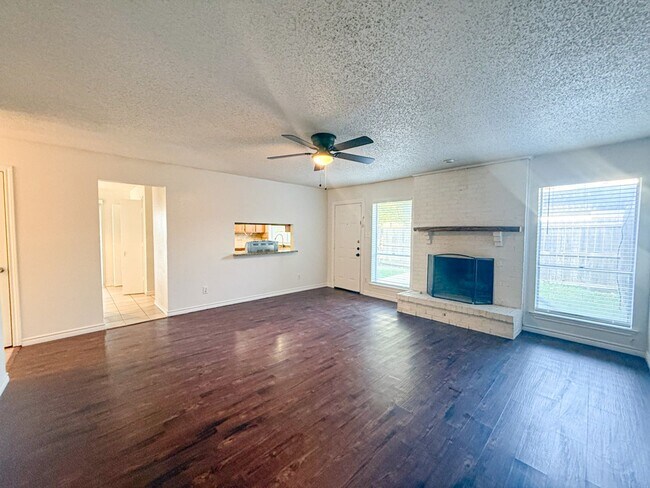 Building Photo - 612-614 Towne House Ln