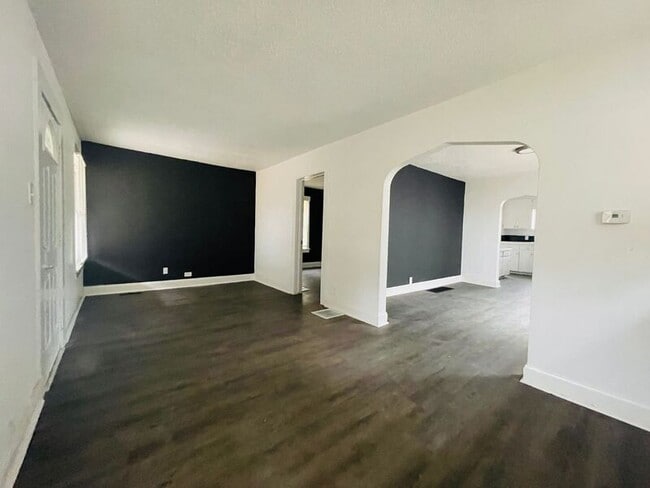 Building Photo - 902 S Cedar Ave