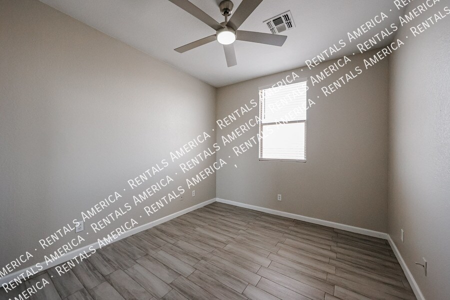 Building Photo - 3825 S 60th Dr