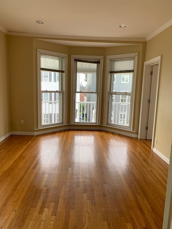 Building Photo - 841 E 5th St