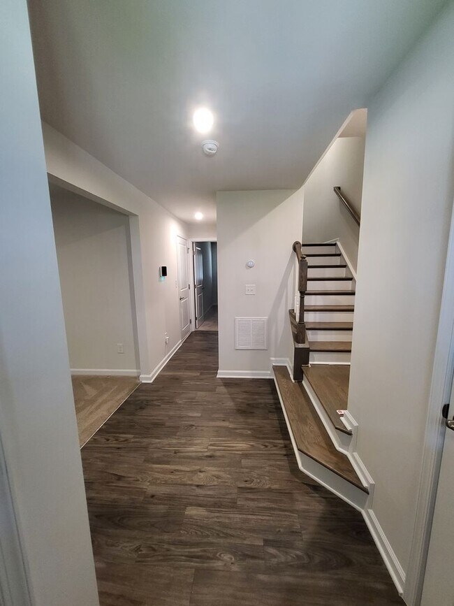 Building Photo - 3BR/2.5BA End Unit Townhome