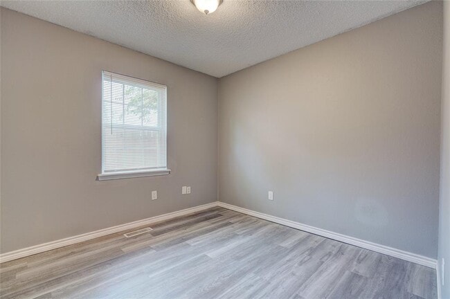 Building Photo - 9913 S Klein Ave