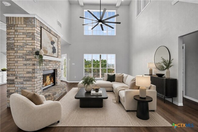 Building Photo - 1810 Mesa Oaks Cir