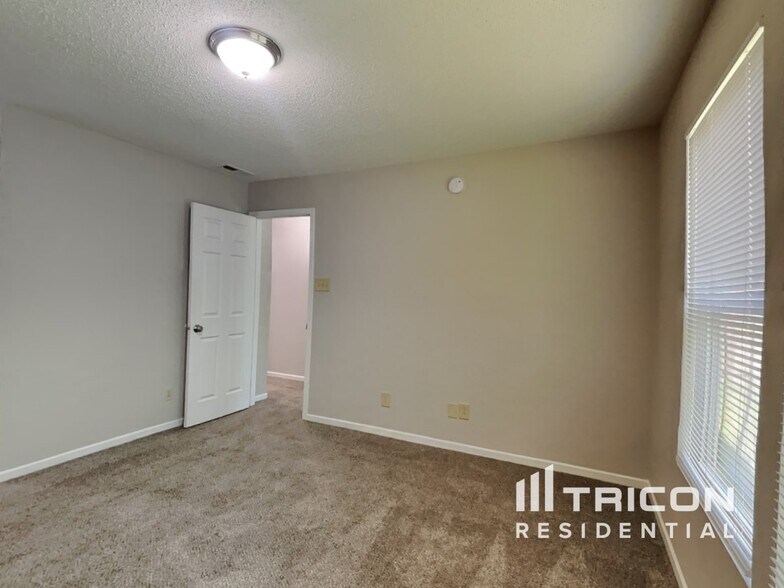 Building Photo - 8902 Hosta Way