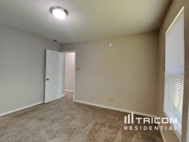 Building Photo - 8902 Hosta Way