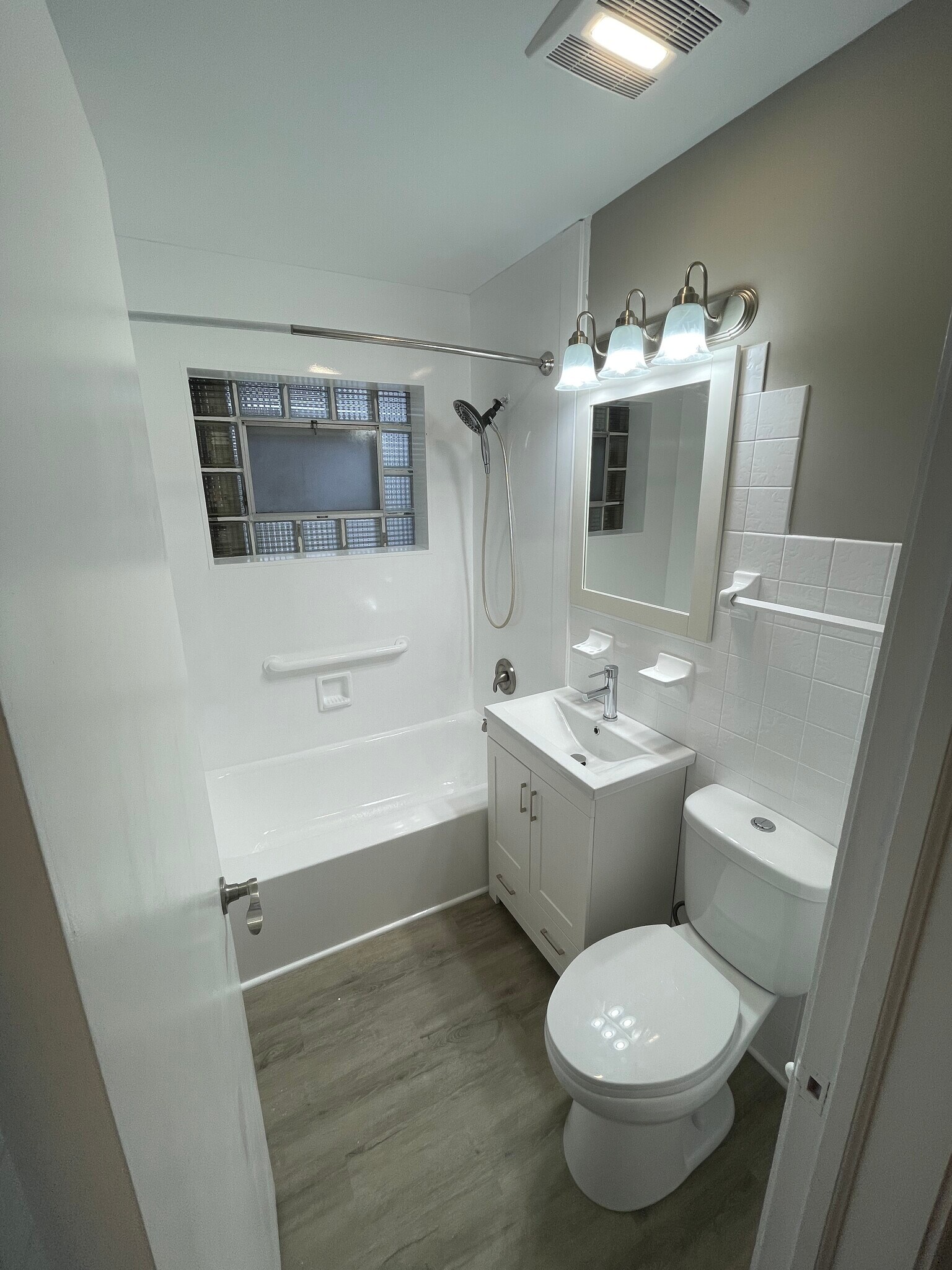 Master Bath view 1 - 1550 Oakwood Ave