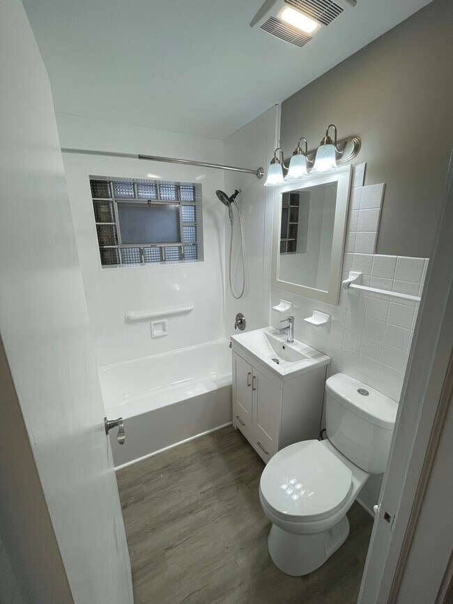 Master Bath view 1 - 1550 Oakwood Ave