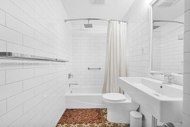 Building Photo - 915 8th St