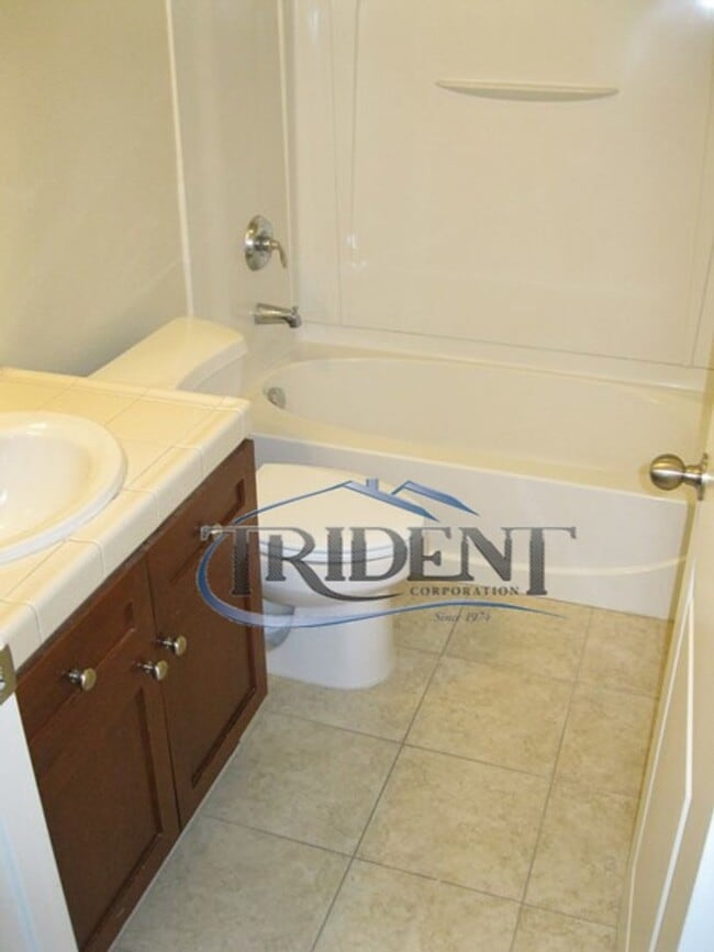 Building Photo - 3 bedroom, 2 1/2 bath halfplex/townhouse