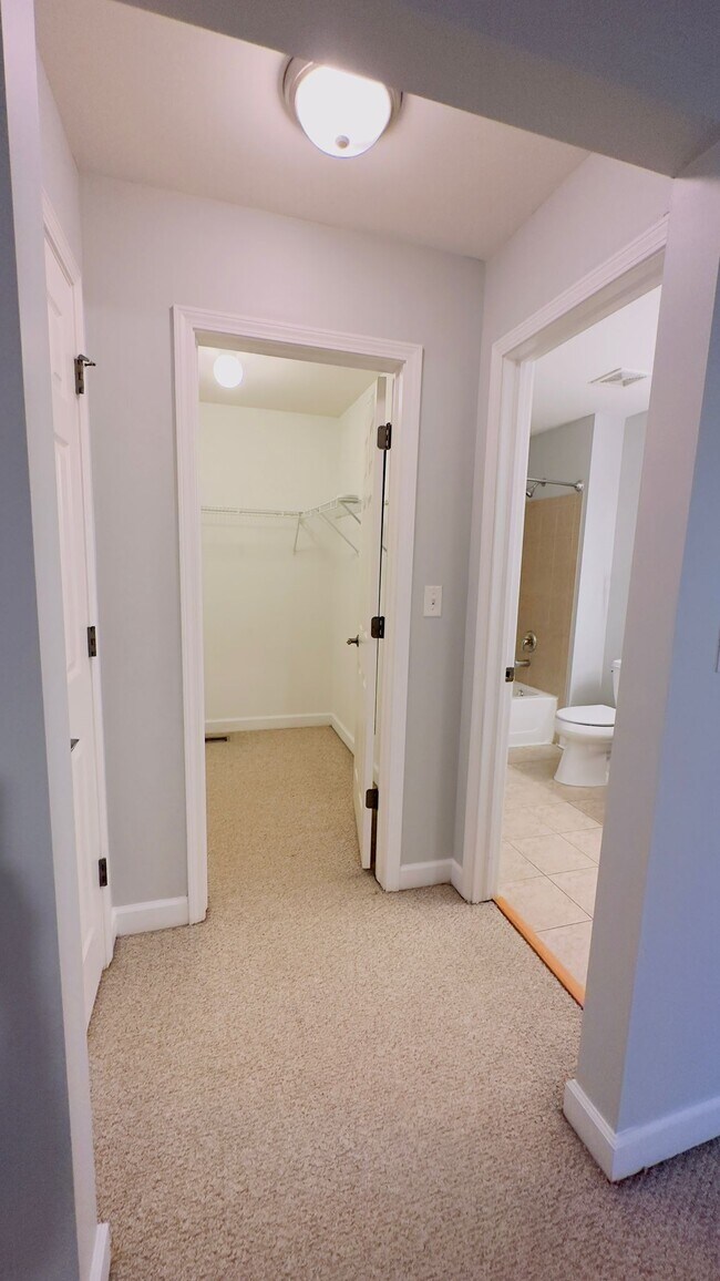 Building Photo - 1128 Bartholdi Ct