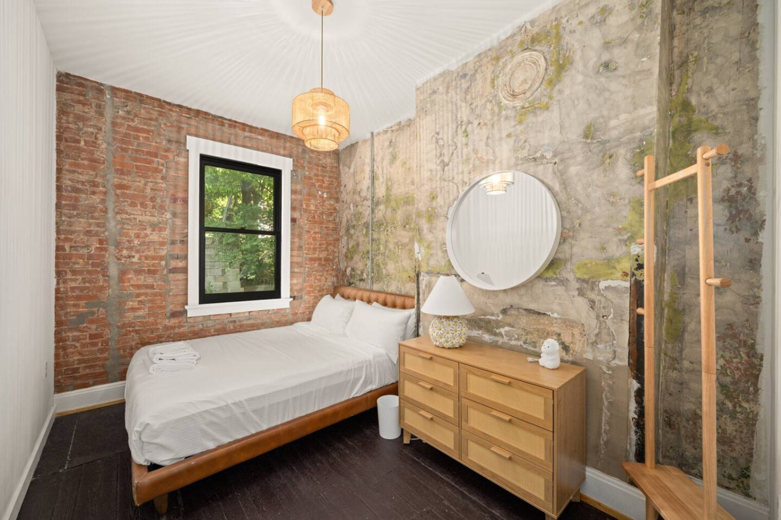 Building Photo - 2 Hust Alley