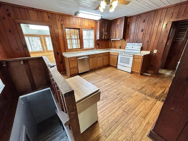 Building Photo - 4 Bedroom 2 Bathroom