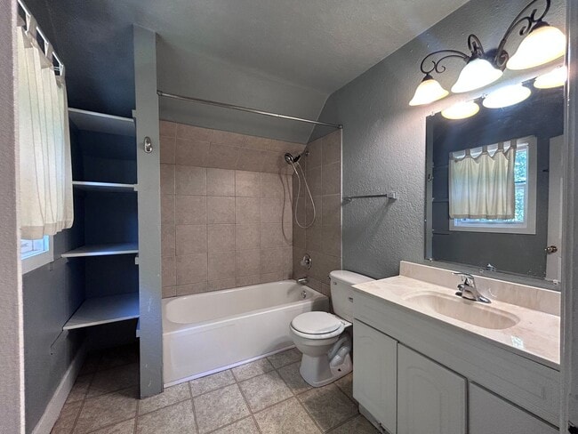 Building Photo - 3 Bed 2 Bath Single Family Home
