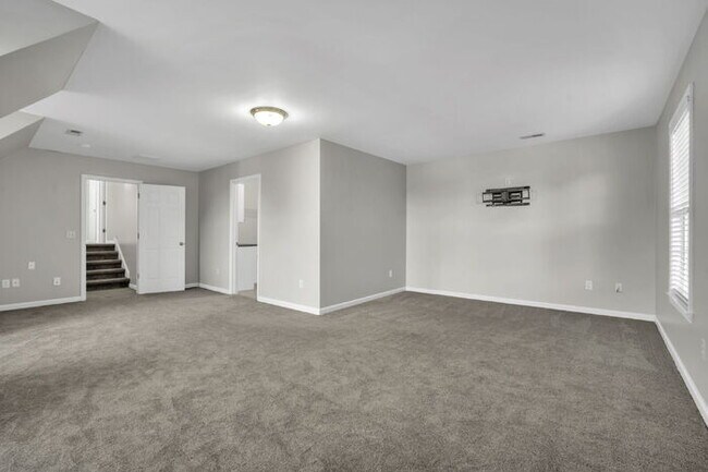 Building Photo - Charming 3BR/3BA Home with Lawn Care Included - Prime Simpsonville Location!