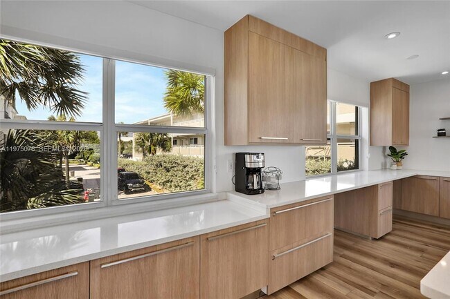 Building Photo - 1194 Hillsboro Mile Unit 1