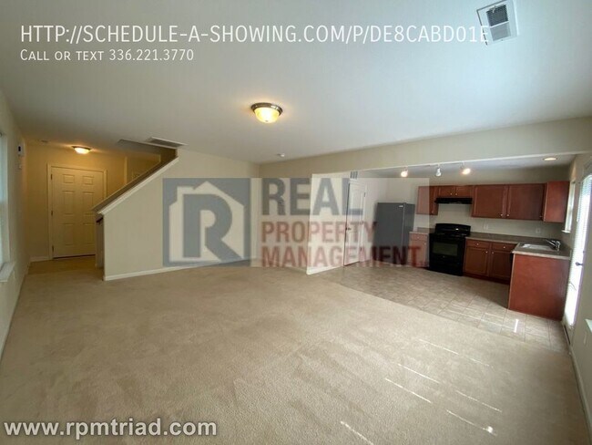 Building Photo - 3 Bedroom / 2.5 Bath Home Available Now!