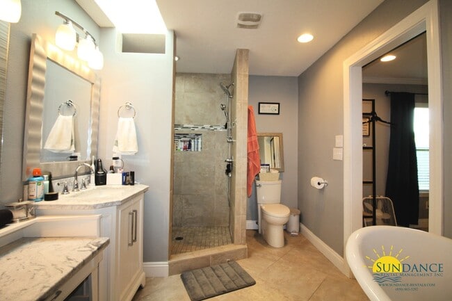 Building Photo - Gorgeous3 Bedroom Home in Mary Esther!