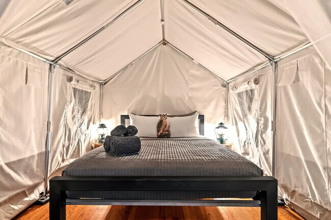 Building Photo - 3553 N Racine Ave