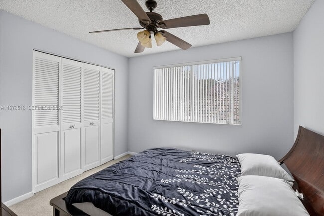 Building Photo - 9481 Oak Grove Cir