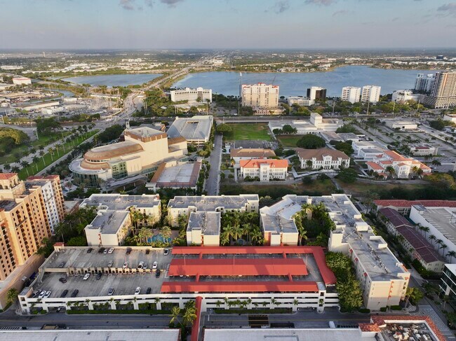 Building Photo - 630 S Sapodilla Ave