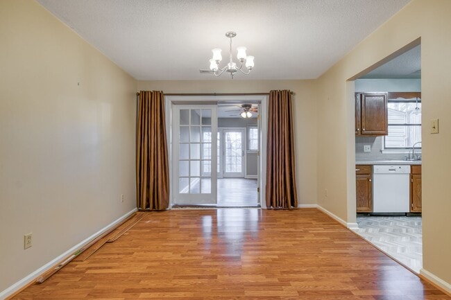 Building Photo - 3 bed/2 1/2 Bath.  Pet Friendly.  Easy access to I81/US460