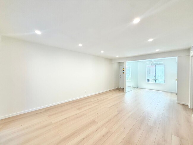 Building Photo - AVAILABLE NOW!! 1 Bedroom 1 Bathroom Condo in Palm Springs!