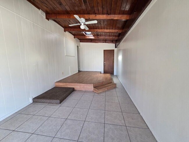 Building Photo - Newly available