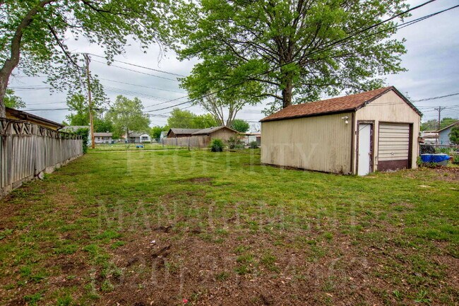 Building Photo - 2 Bedroom 1 Bath