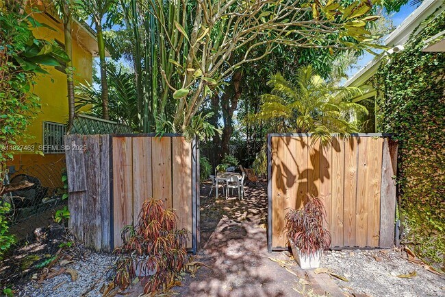 Building Photo - 669 NE 60th St