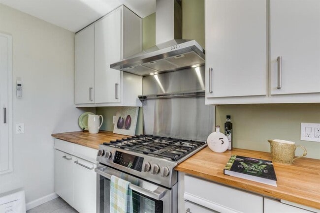 Building Photo - 831 Bruce Dr