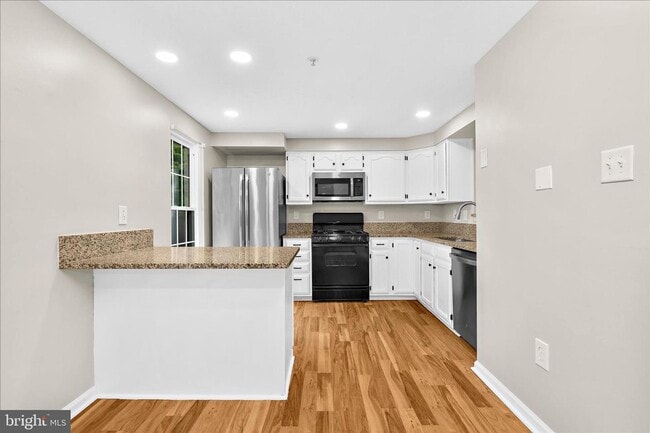 Building Photo - Beautiful End Unit Townhome in Bluffs At Deep Creek!