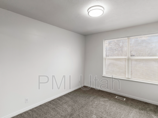 Building Photo - 3211 S 945 E