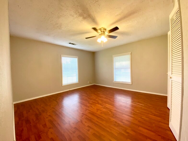 Building Photo - 2503 Ave G