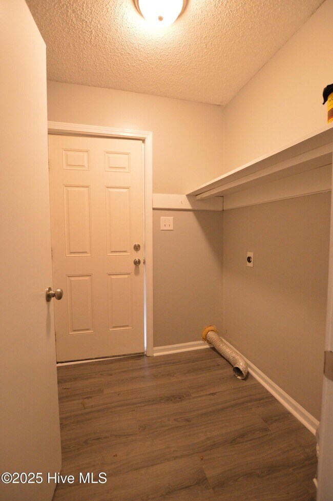 Building Photo - 307 Stillwood Dr