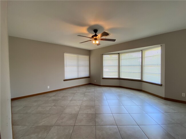 Building Photo - 536 W Yoakum Ave