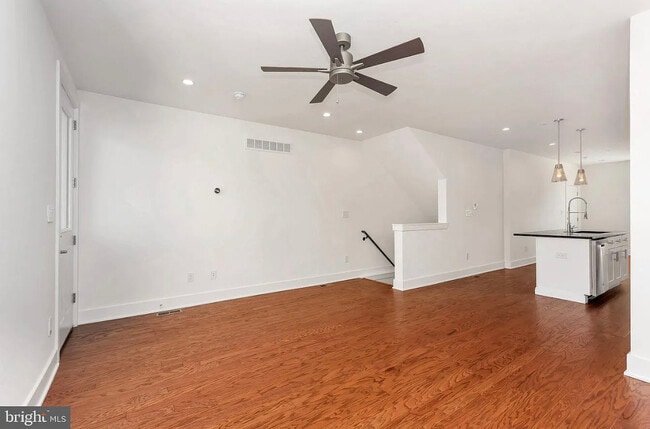 Building Photo - 1905 E Hagert St