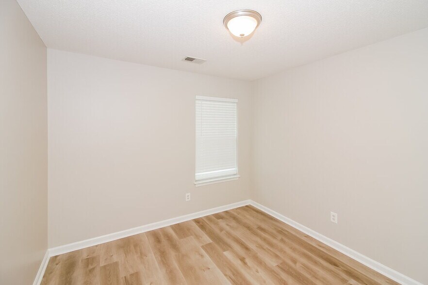 Building Photo - 160 Garden View Dr