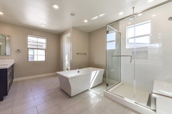 Building Photo - 4bd/4.5ba Single Family House w/ VIEW Gate...