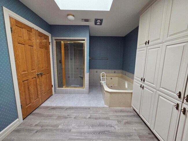Building Photo - 2212 Rock Creek Dr